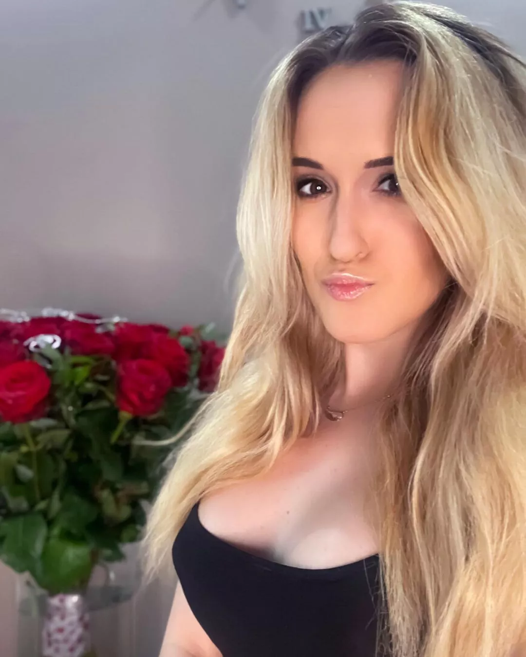 Cudowna gwiazda disco polo odważnie odsłoniła biust! Fani oniemieli z zachwytu! 